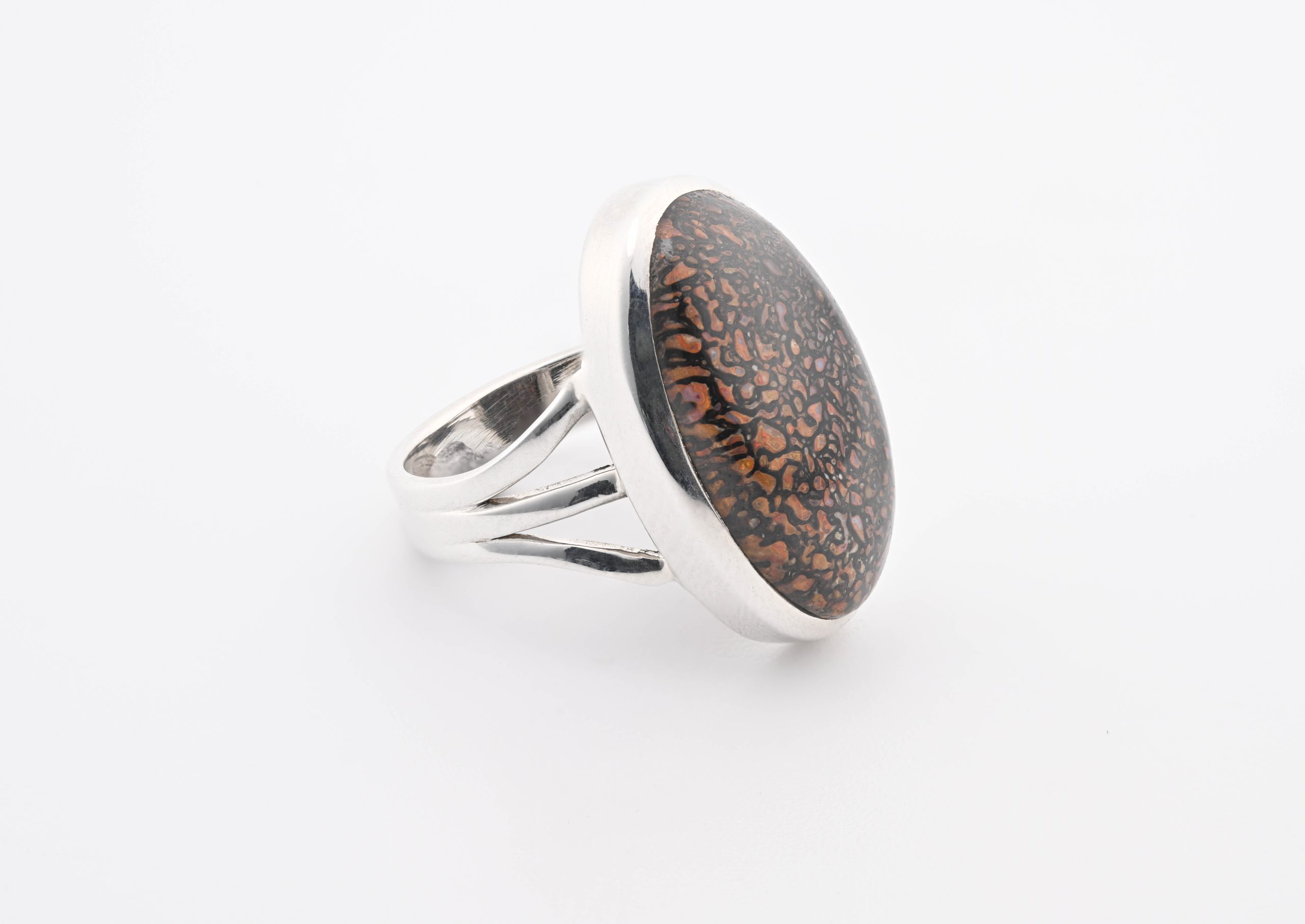 DIN-POR-7-APATOSAURUS-DINOSAUR-BONE-OVAL-RING-STERLING-SILVER-SIZE-5.75-BROWN-USA-POLISHED-ANGLED-FRONT-BAREFOOT-NATIVE.jpg Dinosaur Bone Apatosaurus - 100 Mya (Ut, Usa) Large Polished Stone On 0.925 Sterling Silver Ring Size - 7 Oval Stone - Image 1