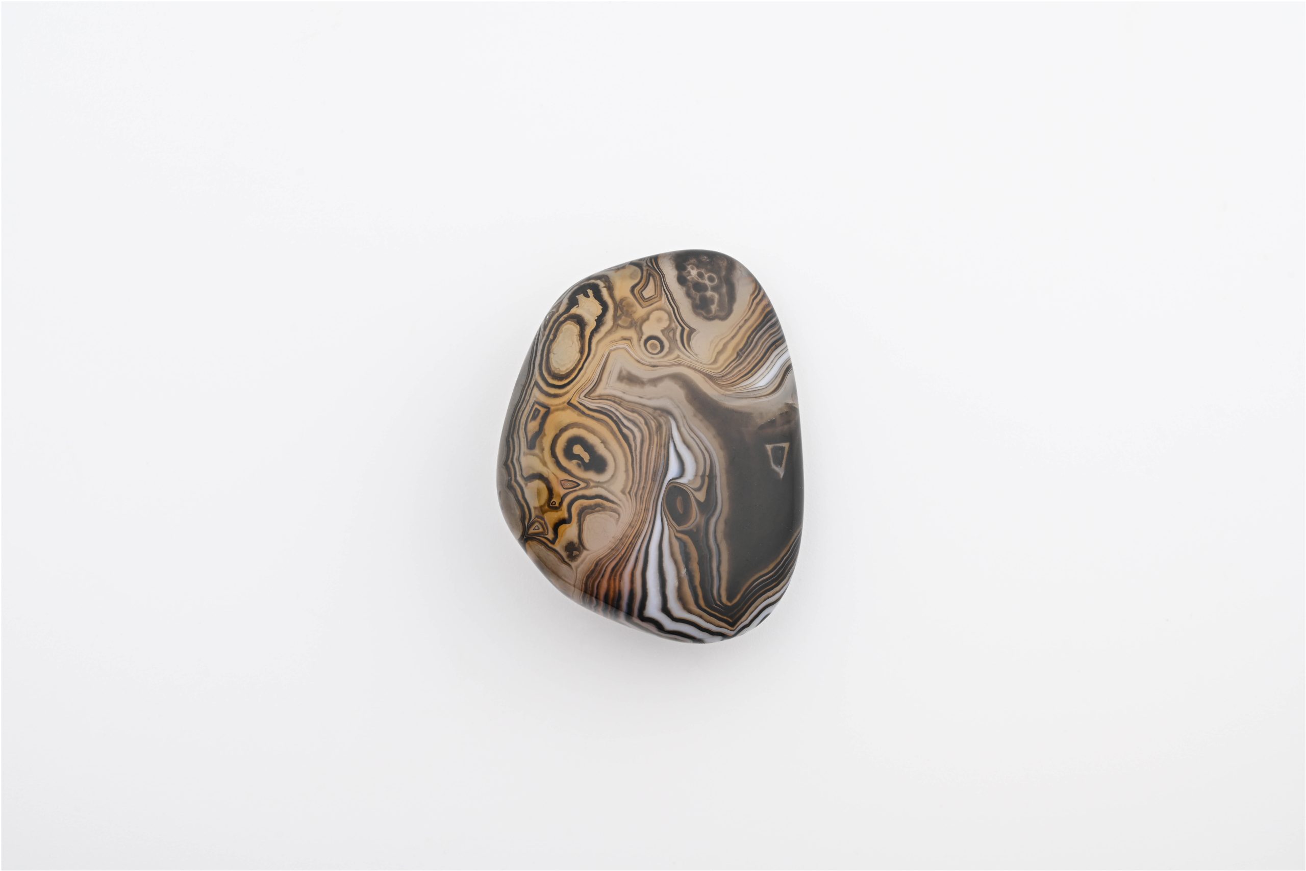 SX-15-SARDONYX-PALM-STONE-RED-BLACK-BRAZIL-POLISHED-FRONT-BAREFOOT-NATIVE.jpg SARDONYX POLISHED PALMSTONES FROM INDIA - SMALL - Image 1